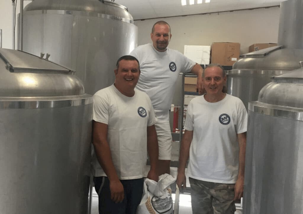Les brasseurs de la BAP devant les brassins